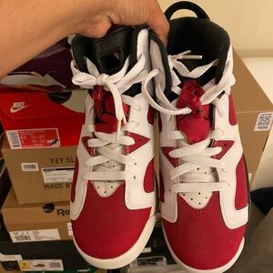 Retro 6 carmine